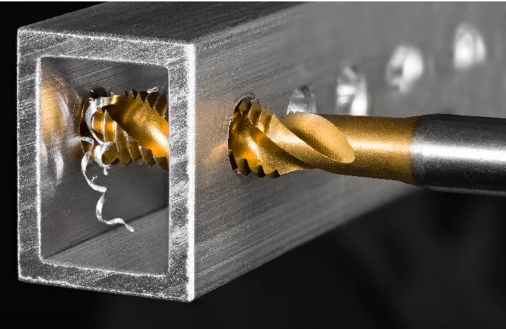 Gewindebohrer im Metall